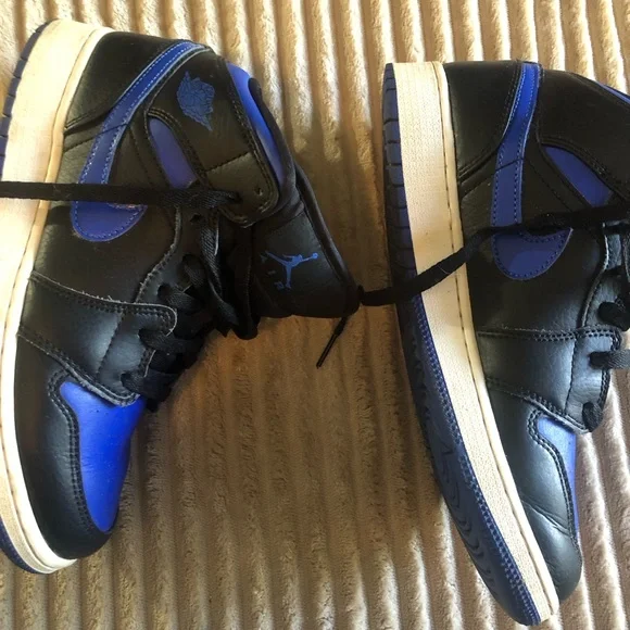 Jordan’s 7Y / 8.5 women - Picture 3 of 6